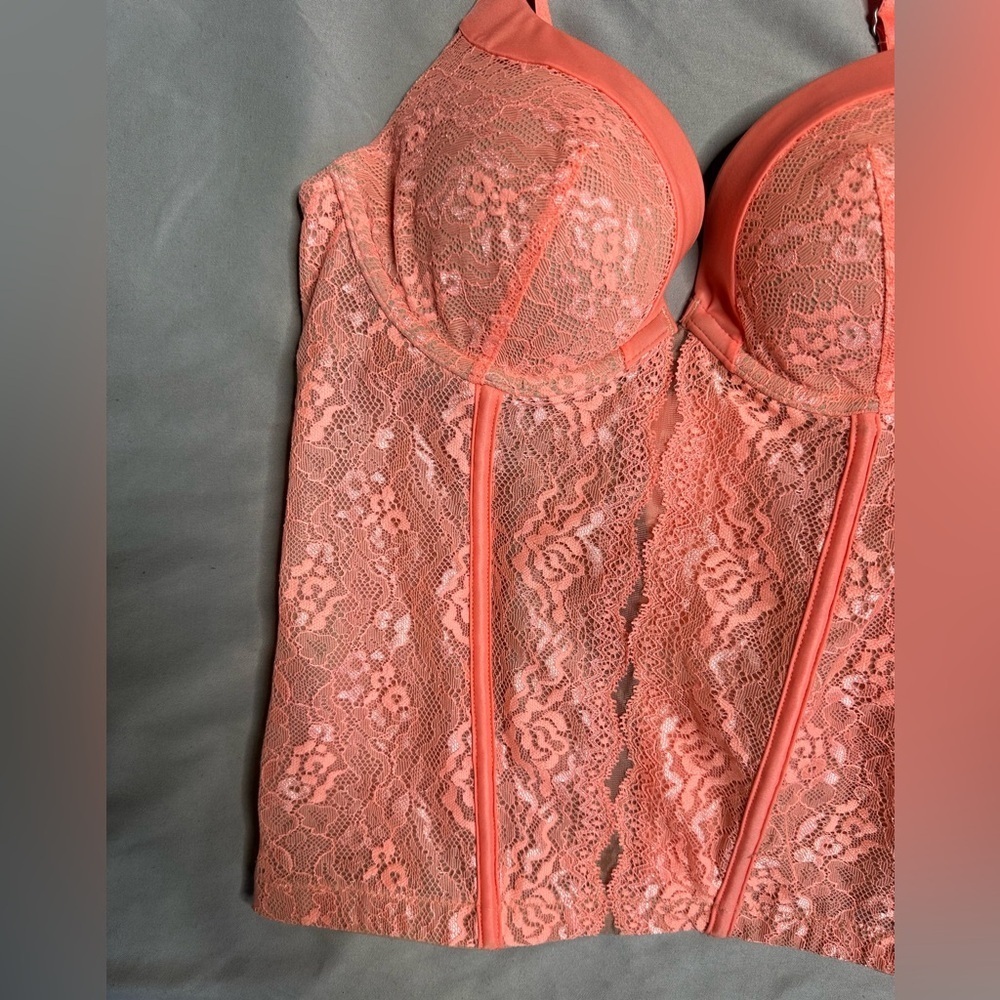 Chic Lace Bustier in Coral - Picture 4 of 10